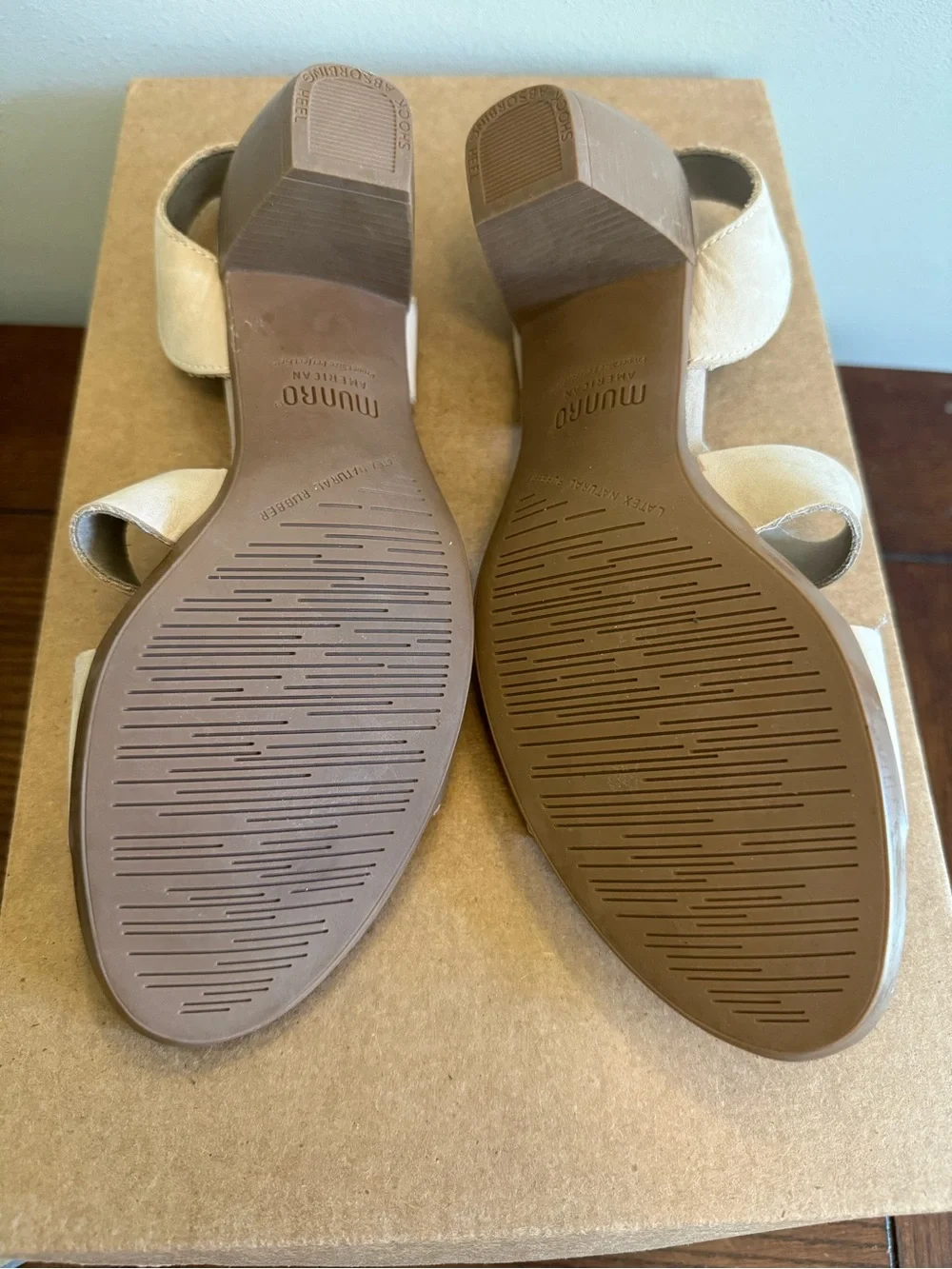 Munro Lucia Neutral Suede Block Heel Sandals 7.5 NEW